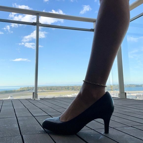 Clarks Size 5.5 Kitten Heel - Picture 8 of 8